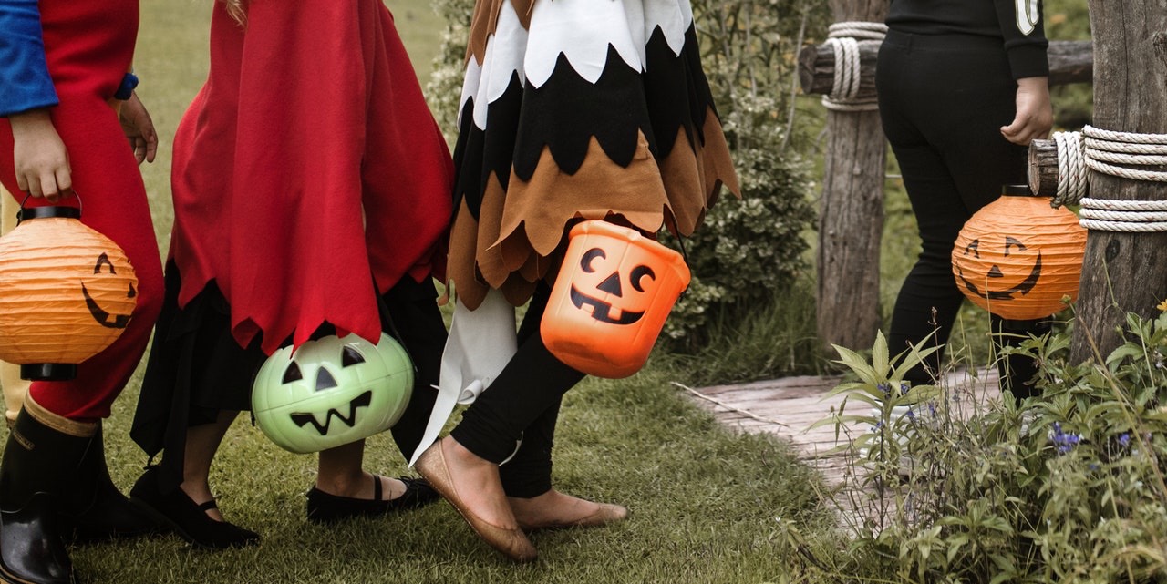 Tips For Keeping Your Yard Safe for Trick or Treaters This Halloween